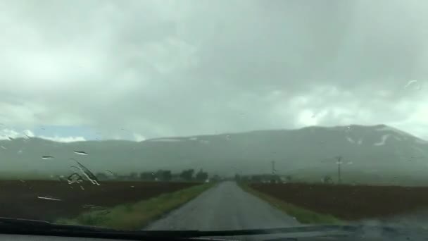 Deštivé pohled dovnitř z auta. — Stock video