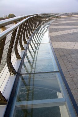 Belgrad 'ın Belgrad limanındaki Sava nehrinde paslanmaz çelik çitlerle çevrili sütunsuz büyük bir köprü.