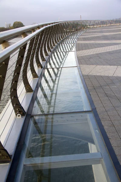 Belgrad 'ın Belgrad limanındaki Sava nehrinde paslanmaz çelik çitlerle çevrili sütunsuz büyük bir köprü.