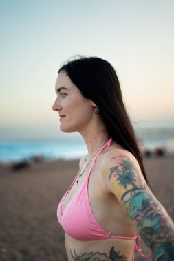 Denize bakan bir kızın profili