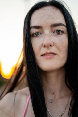 Çilli genç bir kadının portresi.