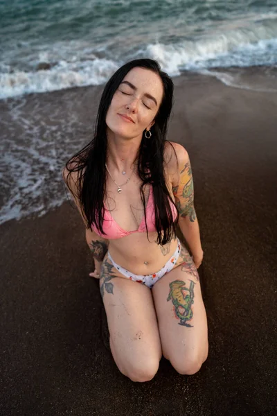 Plajda mayo giymiş rahatlatıcı bir kız.