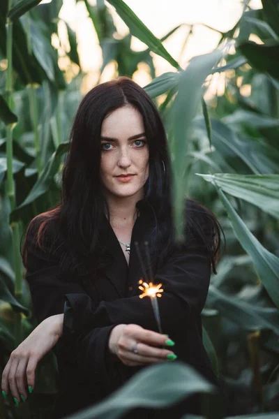 Mısır tarlasında maytaplı gizemli bir kızın portresi