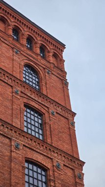 eski bir tuğla bina cephe