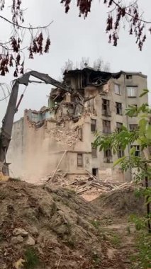 Yürüyen merdivenle bir binanın yıkılması