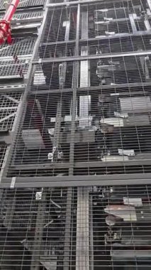 Fabrikada metal asansör var.