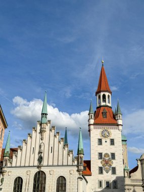 Münih 'in tarihi belediye binası saat kulesi ve mavi gökyüzü