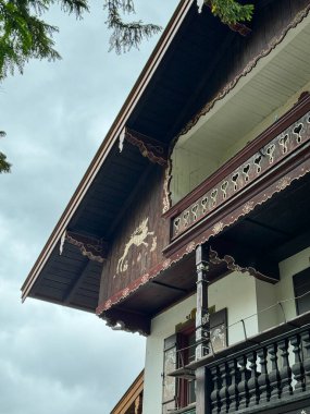 Oyulmuş ahşap ve boyanmış detaylarla geleneksel Alp mimarisi