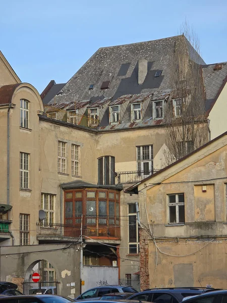 Avrupa şehirlerindeki eski binaların ön cepheleri ve çatıları yıpranmış