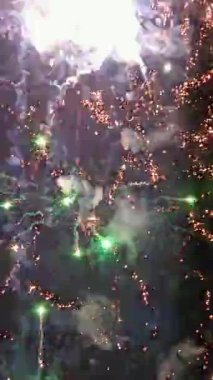 Parlak havai fişekler geceleyin yakın plan