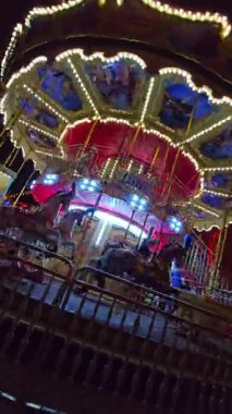 Gece parkında yanan atlıkarınca.