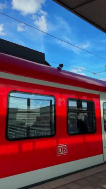 Şehir içi hareket eden metro treni.