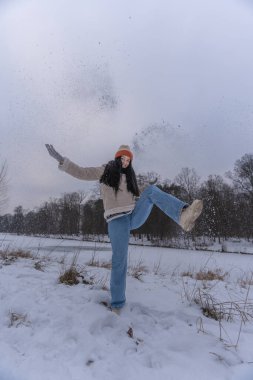 Karlı bir arazide bir kadının kış eğlencesi