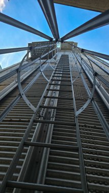 Oluklu metal siloya giden bir merdiven görüntüsü