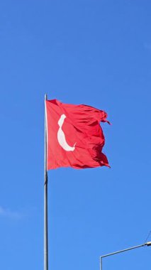 Mavi gökyüzünde dalgalanan Türk bayrağı