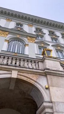 Altın süslemelerle süslenmiş sarayın ön cephesini kapatın.