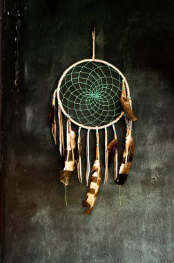 Koyu gri duvarda asılı Dreamcatcher