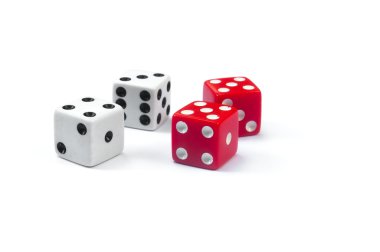 iki kırmızı ve iki beyaz dices