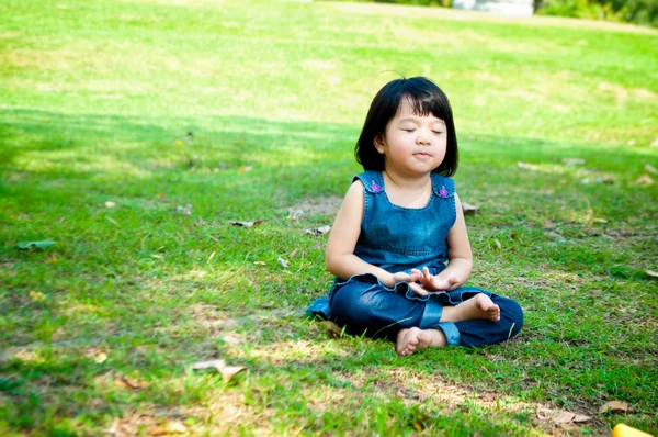 Meditar menina — Fotografia de Stock