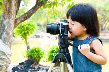 Küçük kızı alıp fotoğraf açık