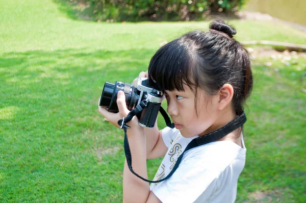 Menina tirar fotografia ao ar livre — Fotografia de Stock