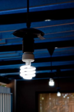 Mavi tavandan asılı ampuller