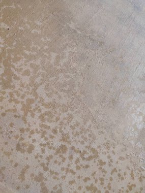 Gri duvarların arka planı ve dokusu yağmur suyundan ıslanmış.