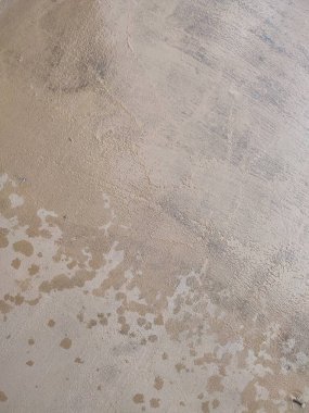 Gri duvarların arka planı ve dokusu yağmur suyundan ıslanmış.