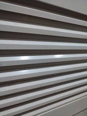 Hava delikleri gri. Arz ve egzoz havalandırma sistemleri. Klima elementleri.