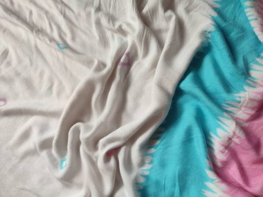 Pembe, mavi ve beyaz motifin çizgili arkaplan deseni