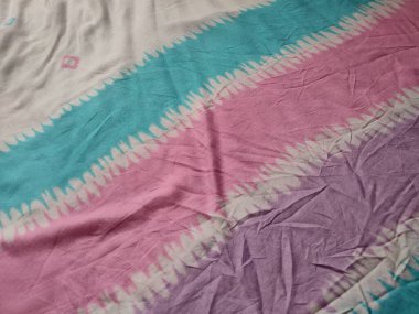 Pembe, mavi ve beyaz motifin çizgili arkaplan deseni