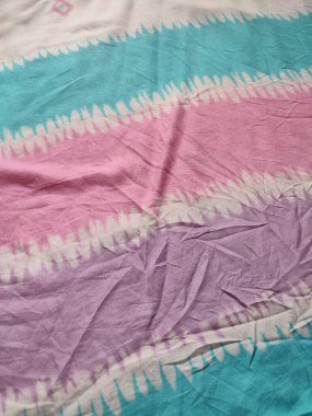 Pembe, mavi ve beyaz motifin çizgili arkaplan deseni