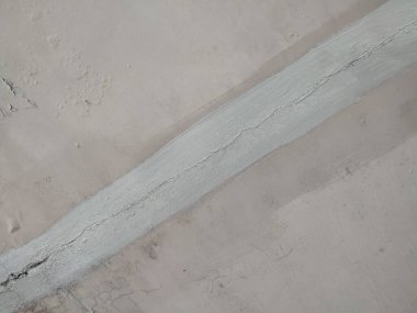 Desen, doku, beyaz duvar arkaplanı soyuluyor, kirli, çatlak ve hasarlı