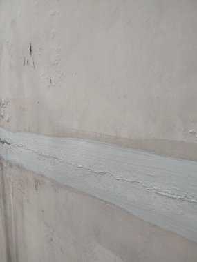 Desen, doku, beyaz duvar arkaplanı soyuluyor, kirli, çatlak ve hasarlı