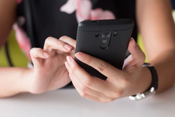 Fechar as mãos mulher usando seu telefone celular. Ao ar livre — Fotografia de Stock