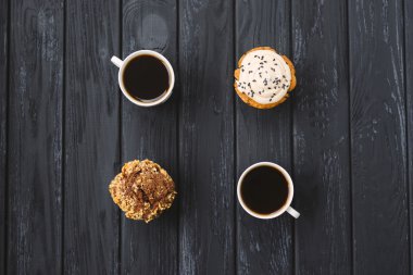 ev yapımı kekler ve siyah ahşap arka plan üzerinde cofee iki bardak