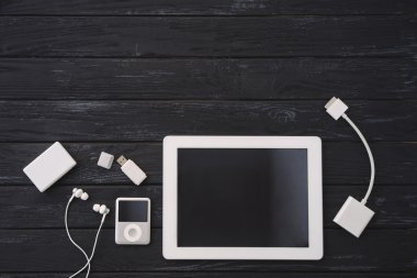 Sanatçı, öğrenci, genç, genç erkek ya da kadın kıyafeti. Modern genç insan için temel bakış.