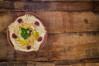 Humus kahvaltı ahşap arka plan üzerinde 