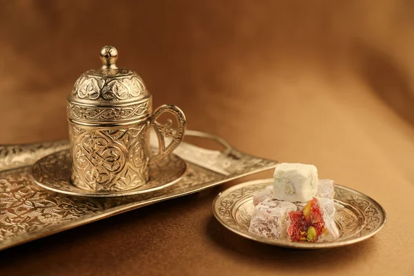 銀トレイに伝統的なトルコのデザート — ストック写真