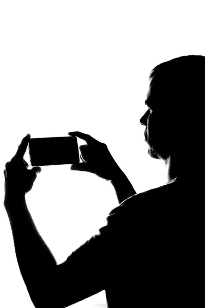 Genç adam onun elinde telefon ile