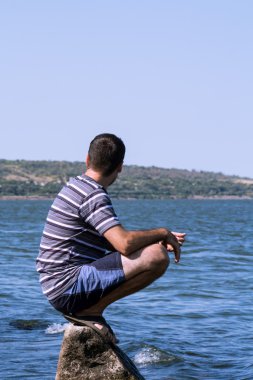 Genç adam sahilde rahatlatıcı