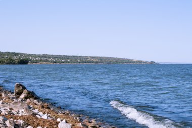 Bir granit plajda dalga deniz