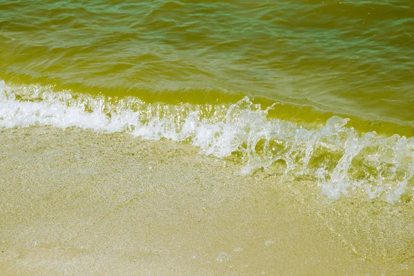 Ola de mar en una playa de arena — Foto de Stock