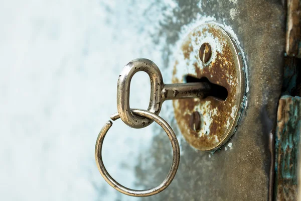 กุญแจอยู่ในหลุมกุญแจเก่า — ภาพถ่ายสต็อก