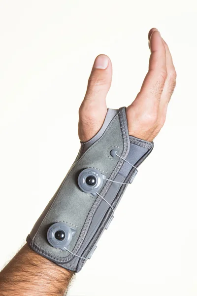 Polso fasciato con regolatore di pressione sulla mano di un uomo - isolare — Foto Stock