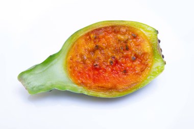 Yenilebilir dikenli armut kaktüsünün sulu meyvesi beyaz arka planda, doku yakın.