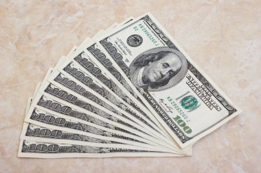 Masaya bir tomar dolar yakın plan, yüz dolar Washington, bin dolar - doku, arka plan