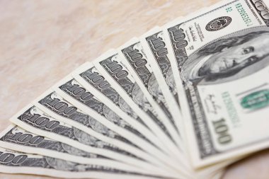 Masaya bir tomar dolar yakın plan, yüz dolar Washington, bin dolar - doku, arka plan