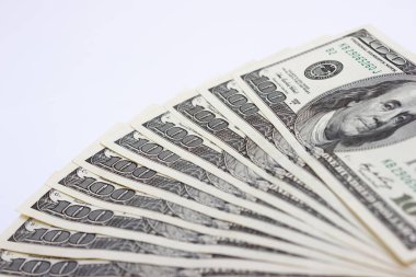 Masaya bir tomar dolar yakın plan, yüz dolar Washington, bin dolar - doku, arka plan