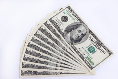 Masaya bir tomar dolar yakın plan, yüz dolar Washington, bin dolar - doku, arka plan